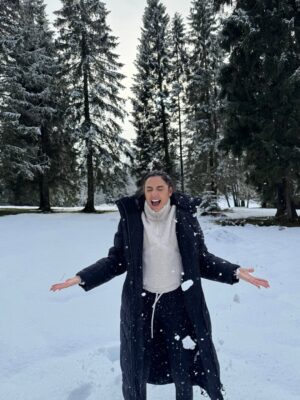 Julie Bertin Instagram - La Suisse, la neige et moi beaucoup trop heureuse : combo parfait ❄️🇨🇭