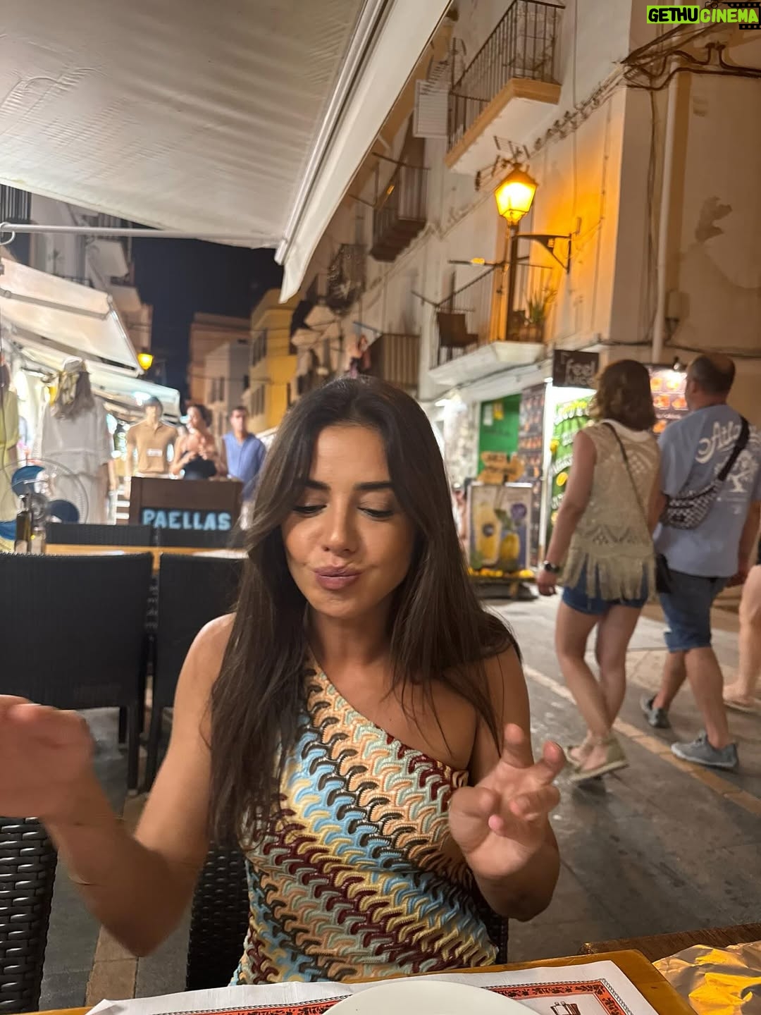 Julie Bertin - 8.5K Likes - Mamie a remis son tablier de nights et Ibiza s’en souviendra 💃🪩

Des retrouvailles, du rire, du partage et surtout une intensité de dingue. 
 
Bref. Ibiza, c’est ce souffle d’éternelle jeunesse qu’on emporte avec soi. 💫