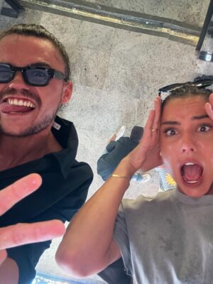 Julie Bertin Instagram - Mamie a remis son tablier de nights et Ibiza s’en souviendra 💃🪩

Des retrouvailles, du rire, du partage et surtout une intensité de dingue. 
 
Bref. Ibiza, c’est ce souffle d’éternelle jeunesse qu’on emporte avec soi. 💫
