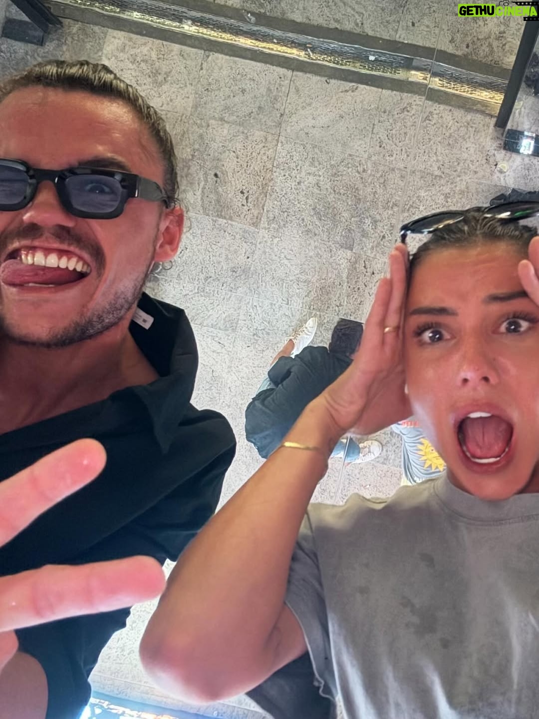 Julie Bertin - 8.5K Likes - Mamie a remis son tablier de nights et Ibiza s’en souviendra 💃🪩

Des retrouvailles, du rire, du partage et surtout une intensité de dingue. 
 
Bref. Ibiza, c’est ce souffle d’éternelle jeunesse qu’on emporte avec soi. 💫