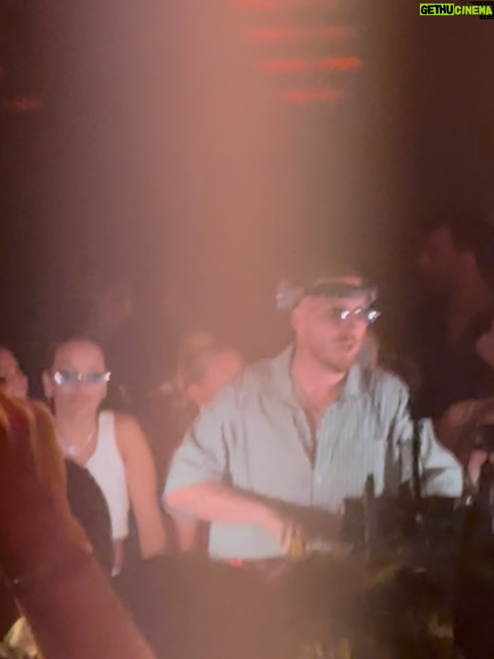 Julie Bertin - 8.5K Likes - Mamie a remis son tablier de nights et Ibiza s’en souviendra 💃🪩

Des retrouvailles, du rire, du partage et surtout une intensité de dingue. 
 
Bref. Ibiza, c’est ce souffle d’éternelle jeunesse qu’on emporte avec soi. 💫