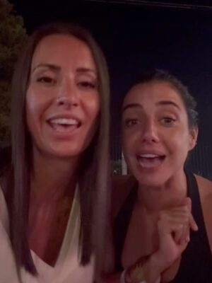 Julie Bertin Instagram - Mamie a remis son tablier de nights et Ibiza s’en souviendra 💃🪩

Des retrouvailles, du rire, du partage et surtout une intensité de dingue. 
 
Bref. Ibiza, c’est ce souffle d’éternelle jeunesse qu’on emporte avec soi. 💫