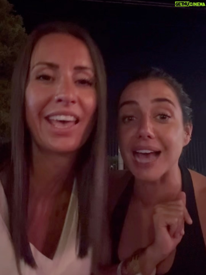Julie Bertin - 8.5K Likes - Mamie a remis son tablier de nights et Ibiza s’en souviendra 💃🪩

Des retrouvailles, du rire, du partage et surtout une intensité de dingue. 
 
Bref. Ibiza, c’est ce souffle d’éternelle jeunesse qu’on emporte avec soi. 💫