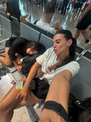 Julie Bertin Instagram - Mamie a remis son tablier de nights et Ibiza s’en souviendra 💃🪩

Des retrouvailles, du rire, du partage et surtout une intensité de dingue. 
 
Bref. Ibiza, c’est ce souffle d’éternelle jeunesse qu’on emporte avec soi. 💫