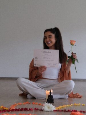 Julie Bertin Instagram - Step 2 unlocked 🧘‍♀️
Appelez-moi Juju, prof de yoga ! 

Entre immersion en Suisse, rires et mes 200 heures YTT de formation validées, le cœur est plein et les chakras presque alignés 💫