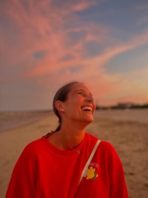 Julie de Bona Instagram - Fin des vacances 🥲
Plus de crème solaire… plus de ricoré… plus de copains… plus de rosé… je suis obligée de rentrer… 😱
