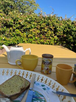Julie de Bona Instagram - Fin des vacances 🥲
Plus de crème solaire… plus de ricoré… plus de copains… plus de rosé… je suis obligée de rentrer… 😱