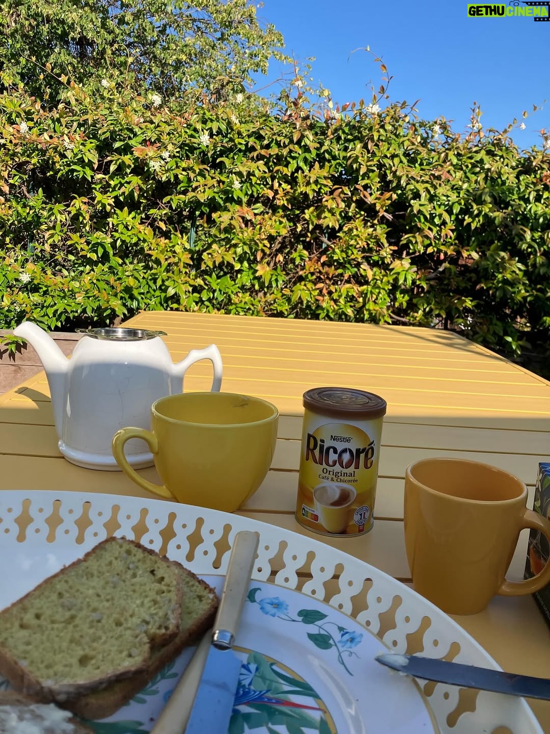 Julie de Bona - 11.7K Likes - Fin des vacances 🥲
Plus de crème solaire… plus de ricoré… plus de copains… plus de rosé… je suis obligée de rentrer… 😱