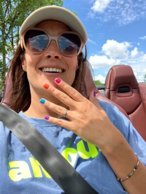 Julie de Bona Instagram - Fin des vacances 🥲
Plus de crème solaire… plus de ricoré… plus de copains… plus de rosé… je suis obligée de rentrer… 😱