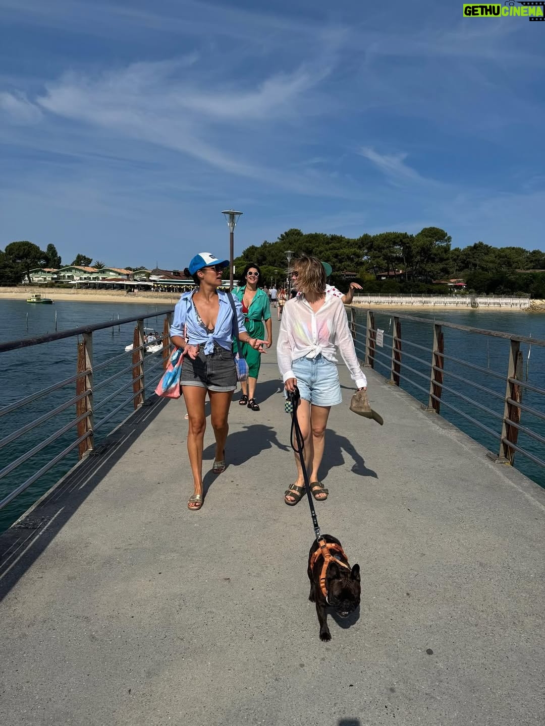 Julie de Bona - 11.7K Likes - Fin des vacances 🥲
Plus de crème solaire… plus de ricoré… plus de copains… plus de rosé… je suis obligée de rentrer… 😱