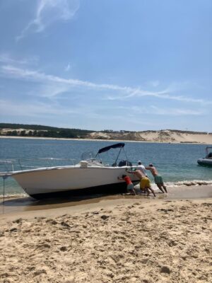 Julie de Bona Instagram - Fin des vacances 🥲
Plus de crème solaire… plus de ricoré… plus de copains… plus de rosé… je suis obligée de rentrer… 😱