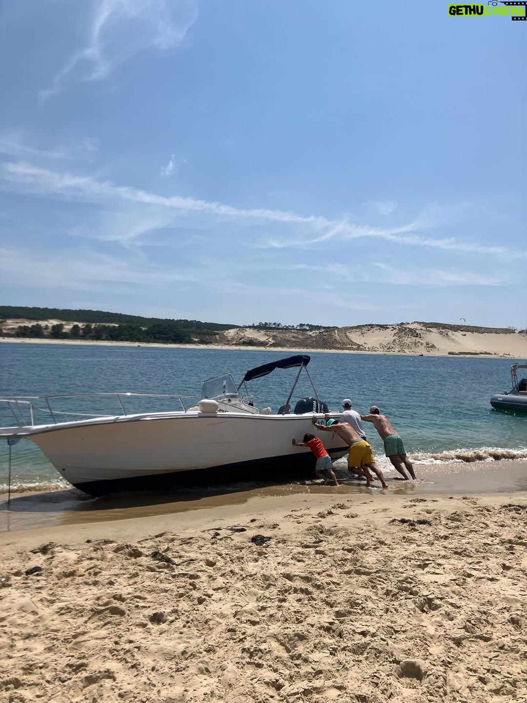 Julie de Bona - 11.7K Likes - Fin des vacances 🥲
Plus de crème solaire… plus de ricoré… plus de copains… plus de rosé… je suis obligée de rentrer… 😱