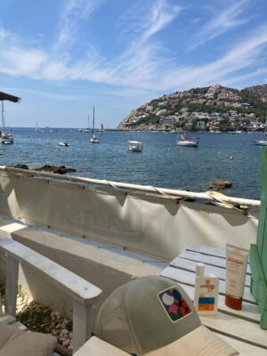 Julie de Bona Instagram - Fin des vacances 🥲
Plus de crème solaire… plus de ricoré… plus de copains… plus de rosé… je suis obligée de rentrer… 😱