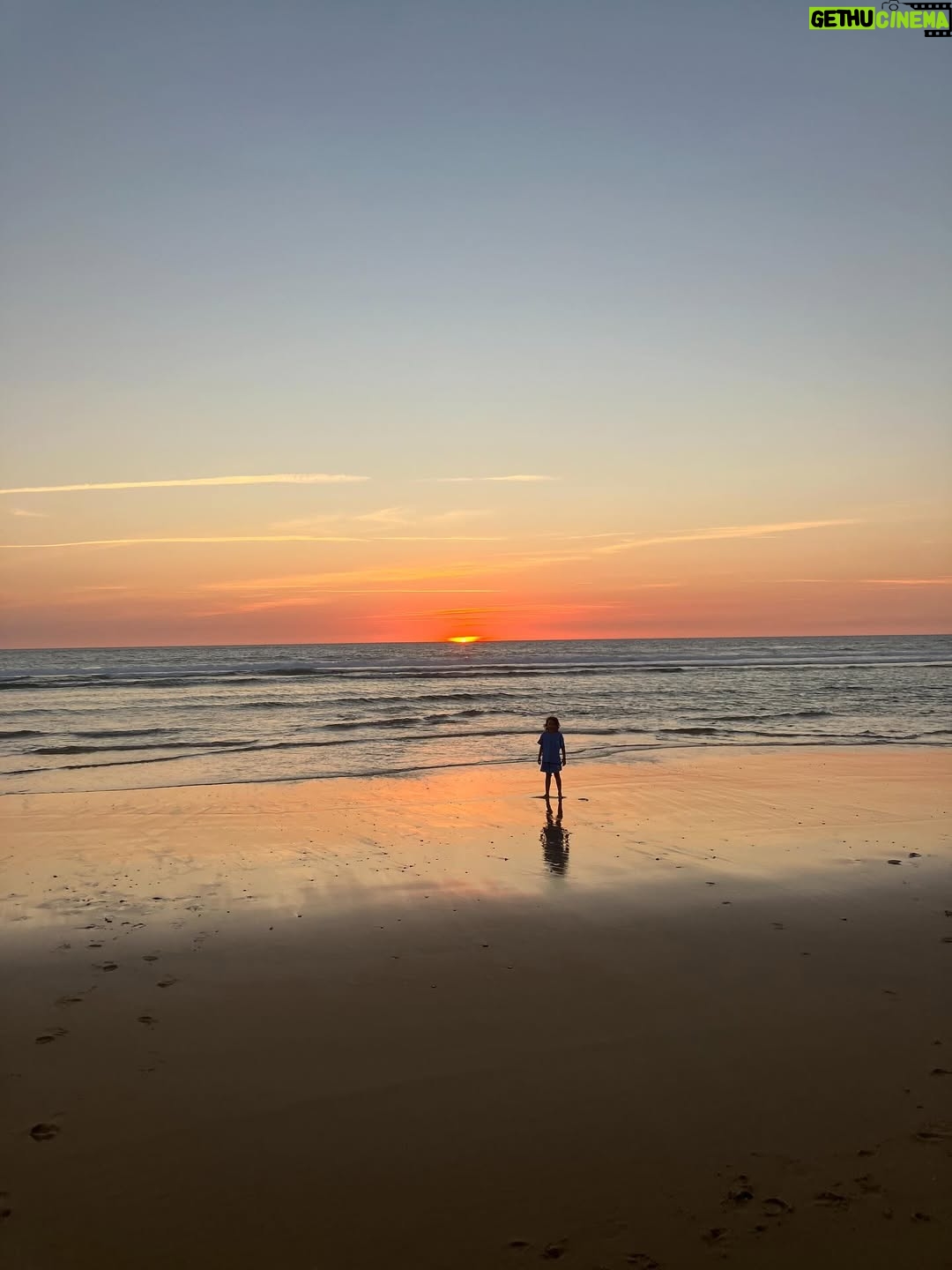 Julie de Bona - 11.7K Likes - Fin des vacances 🥲
Plus de crème solaire… plus de ricoré… plus de copains… plus de rosé… je suis obligée de rentrer… 😱