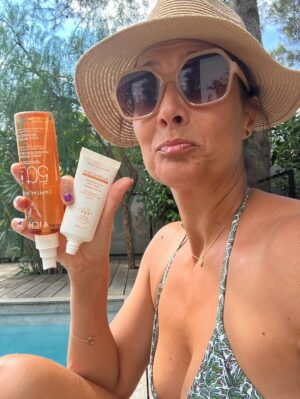 Julie de Bona Instagram - Fin des vacances 🥲
Plus de crème solaire… plus de ricoré… plus de copains… plus de rosé… je suis obligée de rentrer… 😱