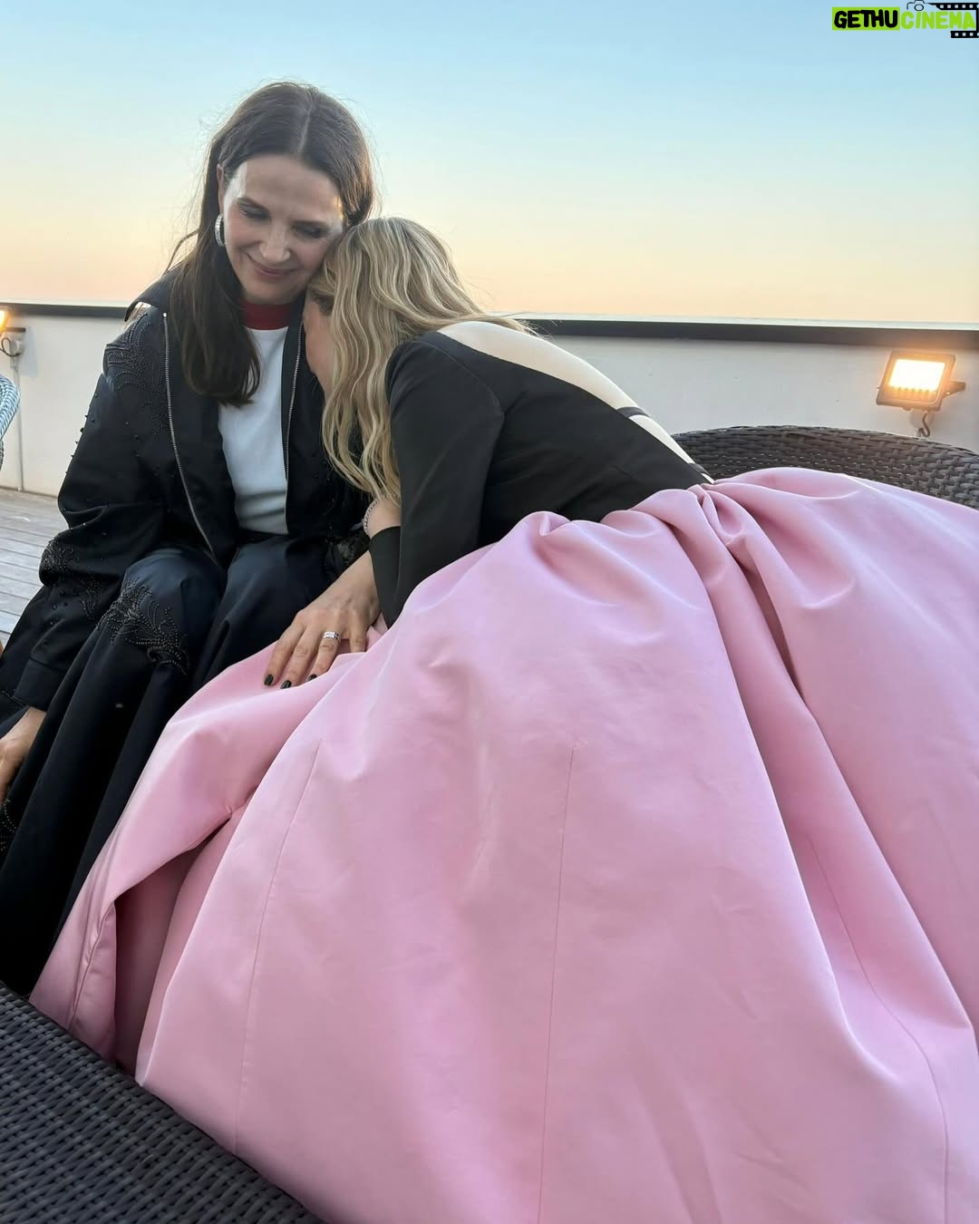 Juliette Binoche - 27.7K Likes - Nous avons terminé ! Au revoir au Festival de Cannes qui nous a aidé à accomplir notre parcours de jury, merci à tous ceux qui nous ont accompagnés, qui ont organisés tous les aller-retours pour aller voir les films, particulièrement à Laure et son équipe, chauffeurs (Thorsten) gardes du corps (Andi) aux personnes qui ont travaillées au Palais des festivals, au Café des Palmes. Merci à mon équipe chérie ( style @jonathan_huguet make-up @celine_planchenault hair @johnnollet )
Merci @prada for this new look 👀 

Thank you to my beautiful jury, it was really intense but I think we all grew confronting our differences and sensibilities. I love you all, you’re in my heart ! Dieudo, Alba, Halle, Carlos, Hong Sangsoo, Jeremy, Payal, Leila. Love to you all ! 🦋🦋🦋🦋🦋🦋🦋🦋🦋