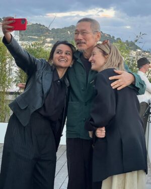 Juliette Binoche Instagram - Nous avons terminé ! Au revoir au Festival de Cannes qui nous a aidé à accomplir notre parcours de jury, merci à tous ceux qui nous ont accompagnés, qui ont organisés tous les aller-retours pour aller voir les films, particulièrement à Laure et son équipe, chauffeurs (Thorsten) gardes du corps (Andi) aux personnes qui ont travaillées au Palais des festivals, au Café des Palmes. Merci à mon équipe chérie ( style @jonathan_huguet make-up @celine_planchenault hair @johnnollet )
Merci @prada for this new look 👀 

Thank you to my beautiful jury, it was really intense but I think we all grew confronting our differences and sensibilities. I love you all, you’re in my heart ! Dieudo, Alba, Halle, Carlos, Hong Sangsoo, Jeremy, Payal, Leila. Love to you all ! 🦋🦋🦋🦋🦋🦋🦋🦋🦋