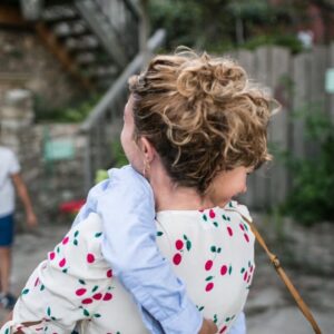 Juliette Tresanini Instagram - LETTRE À MON FILS

Bientôt, tu seras un ado, tu auras ta première « vraie » relation amoureuse, avec une fille (ou avec un garçon) mais comme tu m’as dit que tu étais plus branché filles, je vais dans ton sens.
Je t’ai appris le consentement, je t’ai appris le respect, je t’ai appris l’égalité. Aujourd’hui, je suis fière de voir que tu sais qu’une fille est aussi cool qu’un garçon, qu’elle n’est ni sacrée, ni ta propriété, juste ton égale avec des différences intéressantes. Je sais que tu seras doux, attentionné et que tu lui demanderas toujours si c’est OK pour elle. Je repense à nos longues heures de discussion à ce sujet et je suis tellement heureuse que nous ayons pu les avoir sans tabou, sans gêne, sans jugement.
Je me souviens qu’on avait parlé ensemble de ce proviseur qui avait dit à une mère à une réunion des parents d’élèves de son établissement : « Ne mettez pas de jupes à vos filles, ça déconcentre les garçons. » Et toi, tu m’avais répondu : « Et nous, si on met des shorts, ça déconcentre les filles ? » Tu ne comprenais pas cette injustice car « quand il fait chaud, on a tous le droit d’avoir les jambes à l’air ». Je me souviens de tous tes anniversaires où tu étais le seul à inviter autant de filles que de garçons ; tu invitais toute la classe, en fait, intégrant les filles dans vos jeux de ballon sans te demander si elles étaient moins fortes.
Tu me demandais toujours pourquoi Papi se faisait servir par Mamie, pourquoi il débarrassait moins. Pourquoi les présidents étaient tous des hommes et pourquoi, chaque fois que tu te faisais mal à l’école, on appelait maman. Pourquoi le nom des rues, c’est quasi toujours des garçons, et pourquoi les filles ont moins de place dans la cour de récré. Pourquoi certaines sont maltraitées comme celles dans « l’association de maman » (Women Safe and Children). Ta curiosité m’a toujours épatée. Je suis si fière de toi, mon fils, et certaine que tu seras le plus merveilleux des hommes (en toute objectivité, bien sûr).

PS : Je t’aime inconditionnellement 
Extrait des « 40 sont cuites » @solar_editions
