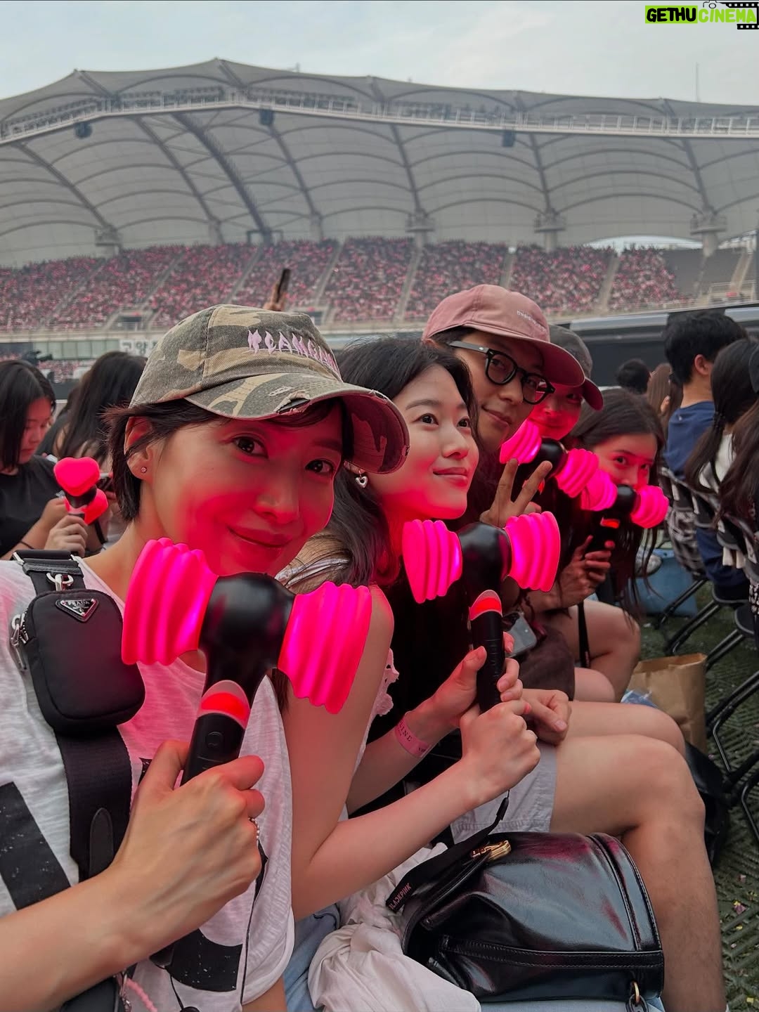 Jung Yi-seo - 85.6K Likes - Blackpink in your area! 🖤🩷🖤🩷
