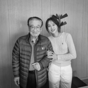 Jung Yoo-min Instagram - 나중에 꼭 좋은 작품 같이하자고 말씀해주셨던 선생님.
이제는 저의 그 꿈을 이루기 어렵게 되었습니다.. 너무나 가슴아프고 그립습니다.. 늘 좋은 말씀과 사랑으로 후배들을 품어주신 선생님을 가슴 깊이 기억하겠습니다. 
감사합니다. 존경합니다. 사랑합니다.