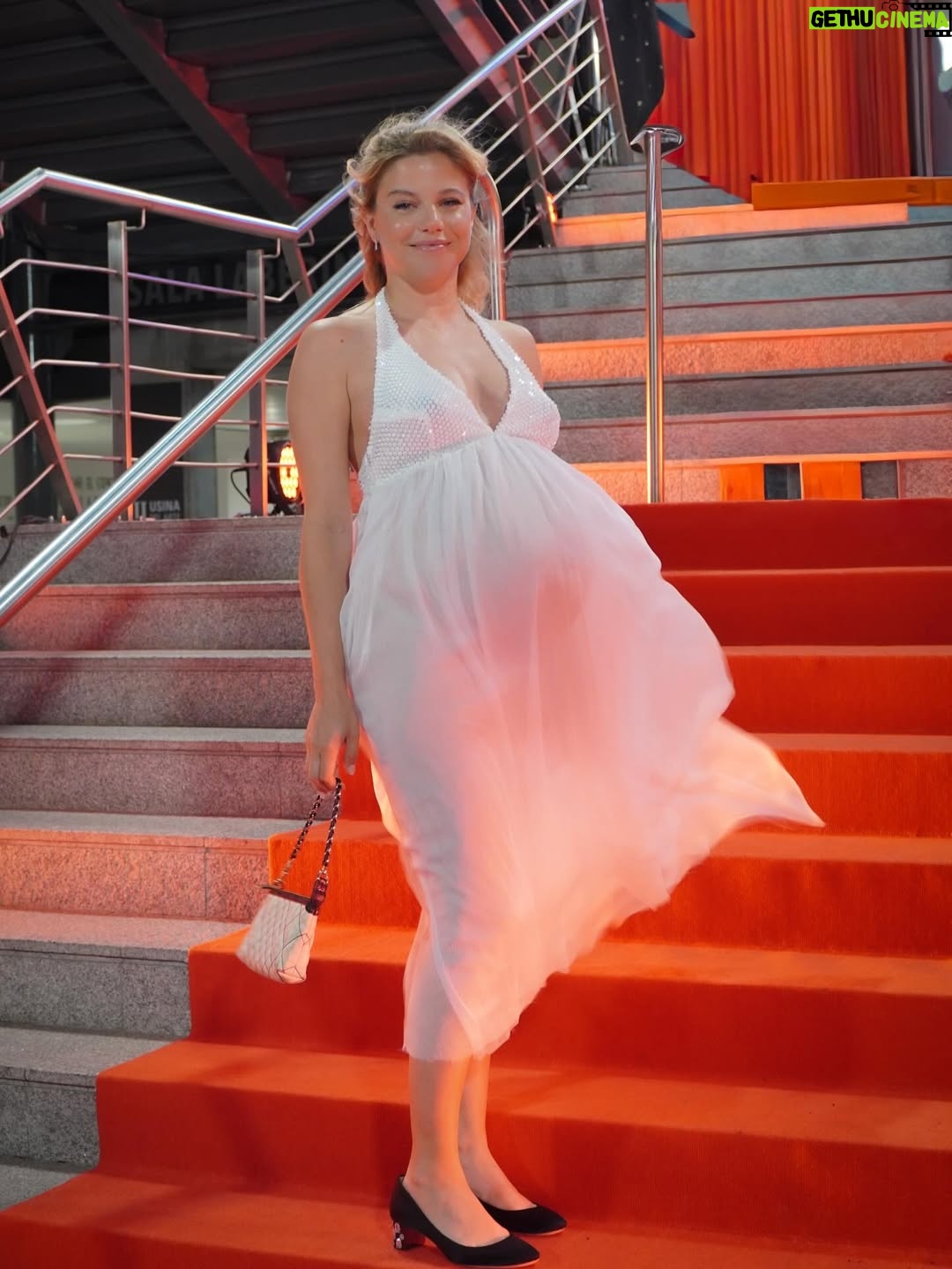 Justina Bustos - 17.2K Likes - Gracias a los premios Martín Fierro por este reconocimiento. Gracias a mis maestras @monigdi @moseinconora @moma_angeleri 
A todo el equipo de Culpa Cero!! 

Vestido: @_camilaromano 
Makeup: @veroluna.makeup 
Joyas: @rubirubioficial 
Zapatos @vestidor.ideal
📸 @johnregatuso