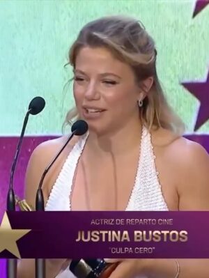 Justina Bustos Instagram - Gracias a los premios Martín Fierro por este reconocimiento. Gracias a mis maestras @monigdi @moseinconora @moma_angeleri
A todo el equipo de Culpa Cero!!
Vestido: @_camilaromano
Makeup: @veroluna.makeup
Joyas: @rubirubioficial
Zapatos @vestidor.ideal
📸 @johnregatuso