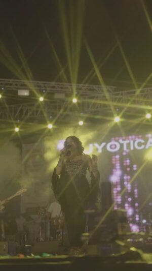 Jyotica Tangri Instagram - Its that time of the year again, get dolled up and do garba 🌻
#jyoticatangri
#jtmusic #jt #jtsongs #jtlive #navratri #OmeriLaila