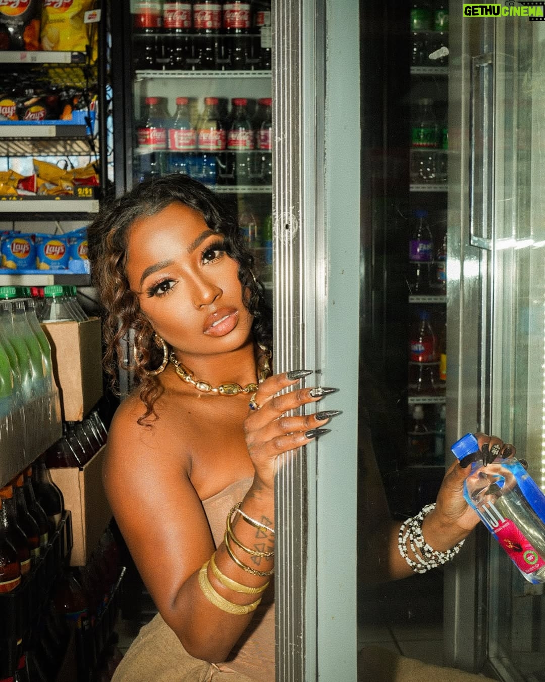 Kaelyn Kastle - 8.9K Likes - i’m at the store, you want something ?