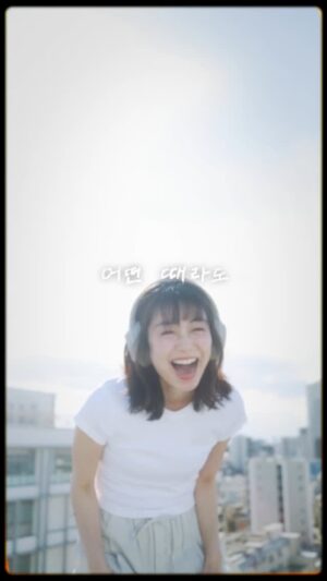 Kaho Takada Instagram - 5月になりましたね、ちょっと報告。
「どんなときも.」
カバーさせてもらう事になりました🌻
全て自分の心で選びました
私の色んなものにリンクする詩。
MVと一緒に聴くと涙腺が緩みます

去年韓国の歌番組で歌わせてもらった歌。
だから歌詞はハングルで手書きしてみました✏︎
人生何が起きるかわからないねぇ
これからも肩書きにとらわれる事なく
自分を自由にさせてあげたいです☺︎

#槇原敬之#どんなときも

5월이 됐네요, 
여러분에게 보고 할 게 있어요!
"어떤 때라도."라는 곡을
커버하게 되었습니다🌻
제 인생과 비슷한 점이 많은 가사여서
마음을 담아 노래했습니다
뮤직비디오와 함께 들으면 
눈물샘이 폭발할지도 ㅎㅎ

작년에 한국 노래 프로그램에서 
부른 노래입니다
그래서 가사를 한글로 써봤어요✏︎
인생 무슨일이 일어날지 모르니까 
앞으로도 한가지에 얽매이지 않고
제 자신을 자유롭게 해주고 싶어요 ☺︎

#마키하라노리유키 #어떤때라도