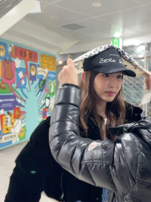 Kang Ye-won Instagram - 친한 동생들과 지디님 콘서트 다녀왔어요
필수 아이템 스카프를 준비해봤는데요
너무 노력했나. . . ?
넘 행복한 저녁이었어요
겨울엔 콘서트죠♥️🫶☃️
자주 돌아댕기자
행복한추억 많이 쌓고 살자😊