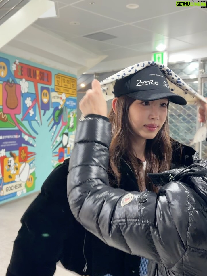 Kang Ye-won - 7.7K Likes - 친한 동생들과 지디님 콘서트 다녀왔어요
필수 아이템 스카프를 준비해봤는데요
너무 노력했나. . . ?
넘 행복한 저녁이었어요 
겨울엔 콘서트죠♥️🫶☃️
자주 돌아댕기자
행복한추억 많이 쌓고 살자😊