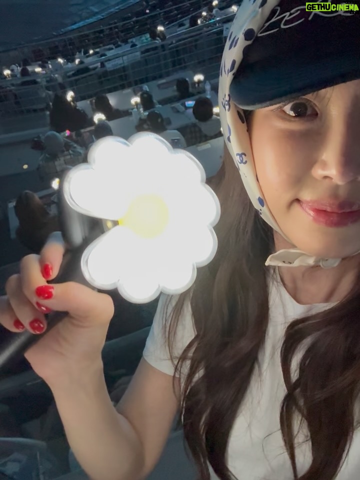 Kang Ye-won - 7.7K Likes - 친한 동생들과 지디님 콘서트 다녀왔어요
필수 아이템 스카프를 준비해봤는데요
너무 노력했나. . . ?
넘 행복한 저녁이었어요 
겨울엔 콘서트죠♥️🫶☃️
자주 돌아댕기자
행복한추억 많이 쌓고 살자😊