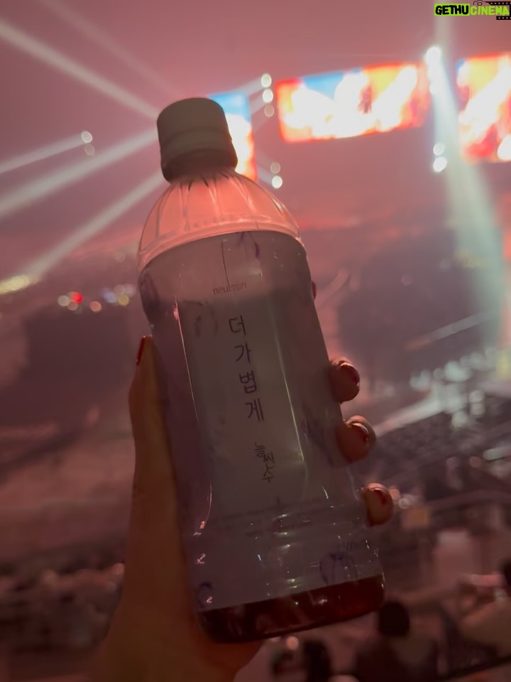 Kang Ye-won - 7.7K Likes - 친한 동생들과 지디님 콘서트 다녀왔어요
필수 아이템 스카프를 준비해봤는데요
너무 노력했나. . . ?
넘 행복한 저녁이었어요 
겨울엔 콘서트죠♥️🫶☃️
자주 돌아댕기자
행복한추억 많이 쌓고 살자😊