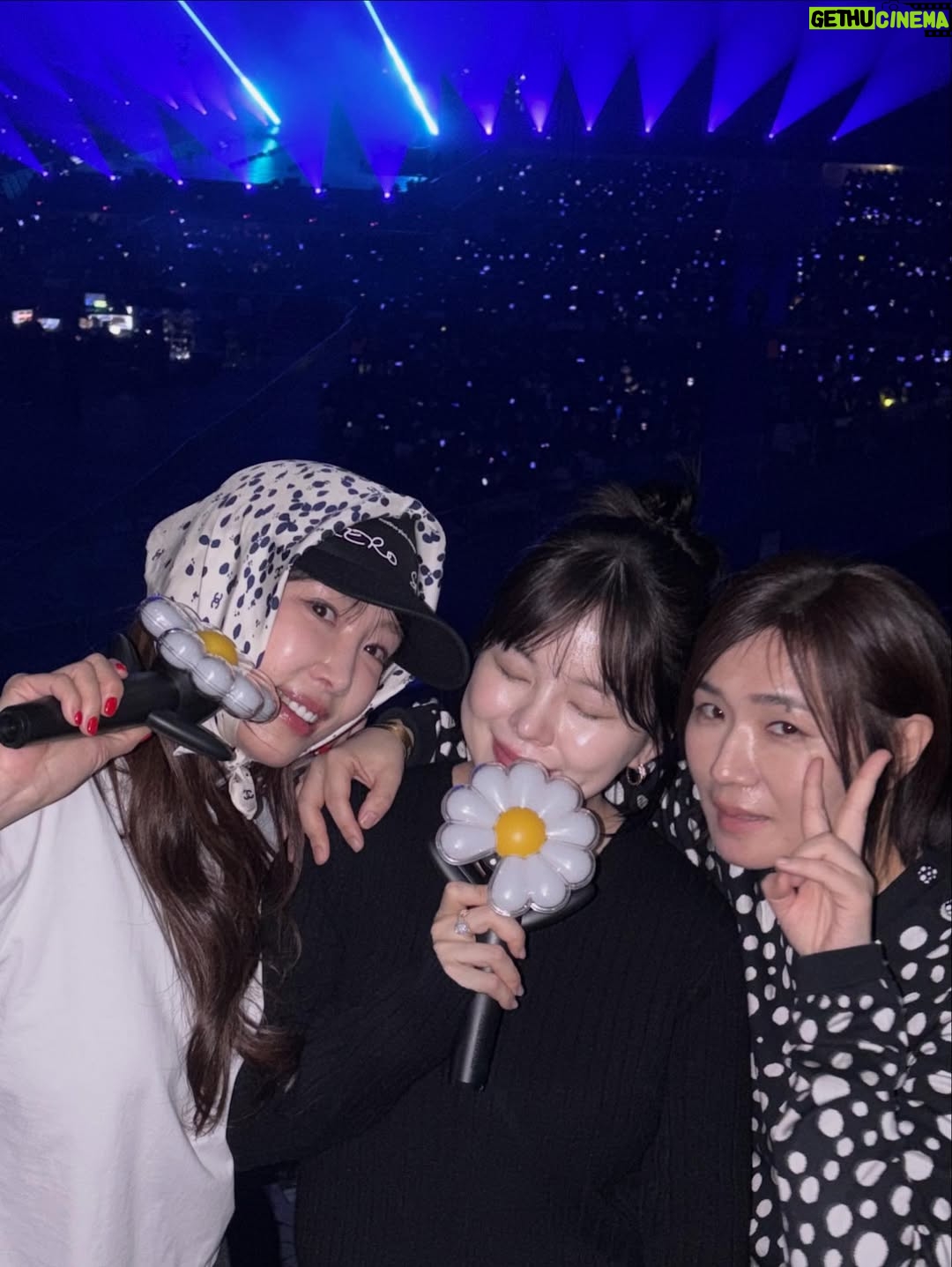 Kang Ye-won - 7.7K Likes - 친한 동생들과 지디님 콘서트 다녀왔어요
필수 아이템 스카프를 준비해봤는데요
너무 노력했나. . . ?
넘 행복한 저녁이었어요 
겨울엔 콘서트죠♥️🫶☃️
자주 돌아댕기자
행복한추억 많이 쌓고 살자😊