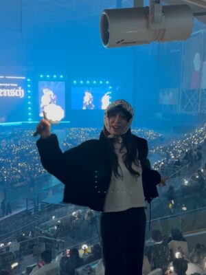 Kang Ye-won Instagram - 친한 동생들과 지디님 콘서트 다녀왔어요
필수 아이템 스카프를 준비해봤는데요
너무 노력했나. . . ?
넘 행복한 저녁이었어요
겨울엔 콘서트죠♥️🫶☃️
자주 돌아댕기자
행복한추억 많이 쌓고 살자😊