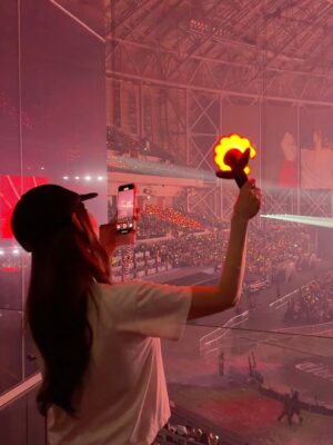 Kang Ye-won Instagram - 친한 동생들과 지디님 콘서트 다녀왔어요
필수 아이템 스카프를 준비해봤는데요
너무 노력했나. . . ?
넘 행복한 저녁이었어요
겨울엔 콘서트죠♥️🫶☃️
자주 돌아댕기자
행복한추억 많이 쌓고 살자😊