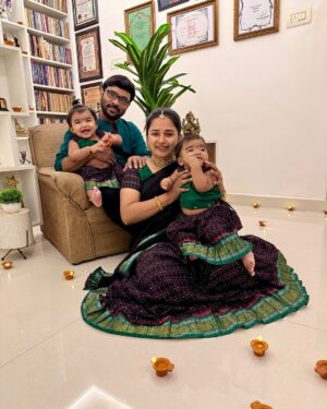 Kannika Snekan Instagram - 🥰🍃 🪔 💥 

Beautiful outfits for family @devadhai_ethnics 

#kannikaravi #kannikasnekan #kadhalkavithai #karthigaideepam2025 
#kavingersnekan