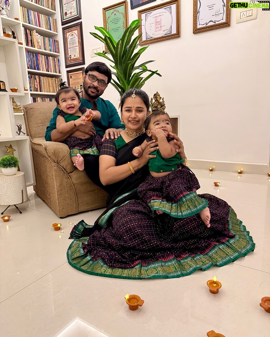 Kannika Snekan - 147.3K Likes - 🥰🍃 🪔 💥 

Beautiful outfits for family @devadhai_ethnics 

#kannikaravi #kannikasnekan #kadhalkavithai #karthigaideepam2025 
#kavingersnekan