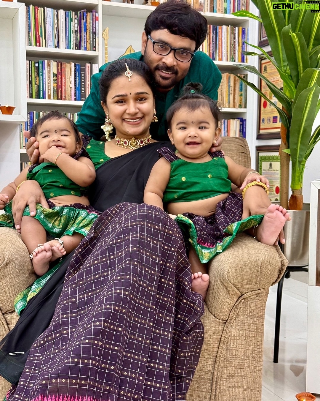 Kannika Snekan - 147.3K Likes - 🥰🍃 🪔 💥 

Beautiful outfits for family @devadhai_ethnics 

#kannikaravi #kannikasnekan #kadhalkavithai #karthigaideepam2025 
#kavingersnekan