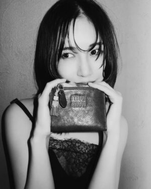 Karen Fujii Instagram - 12月21日、今年最後の最強開運日。💐
新しいお財布を迎えるのに、ぴったりのタイミングみたいです☺️

Miu Miu のヴィンテージライクなナッパレザーのウォレット。
このクラシックな雰囲気と質感が、とても素敵。

自由にカスタマイズできるチャーム “Trick” を添えて、
気分でアレンジするのも楽しそう。

@miumiu 
#MiuMiu #PR