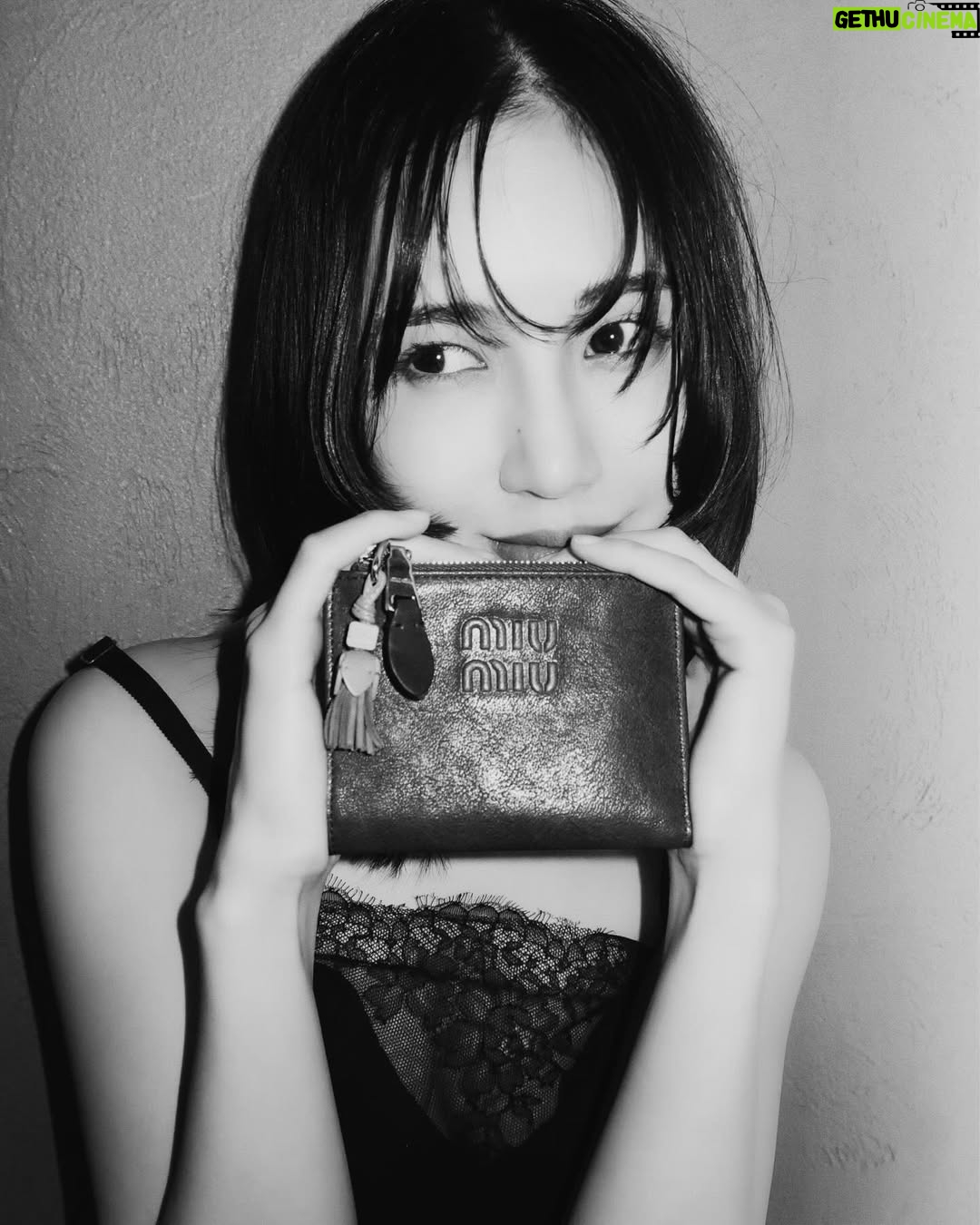 Karen Fujii - 7.3K Likes - 12月21日、今年最後の最強開運日。💐
新しいお財布を迎えるのに、ぴったりのタイミングみたいです☺️

Miu Miu のヴィンテージライクなナッパレザーのウォレット。
このクラシックな雰囲気と質感が、とても素敵。

自由にカスタマイズできるチャーム “Trick” を添えて、
気分でアレンジするのも楽しそう。

@miumiu 
#MiuMiu #PR