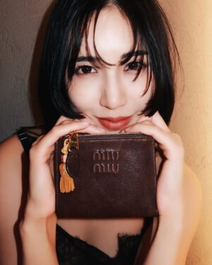 Karen Fujii Instagram - 12月21日、今年最後の最強開運日。💐
新しいお財布を迎えるのに、ぴったりのタイミングみたいです☺️

Miu Miu のヴィンテージライクなナッパレザーのウォレット。
このクラシックな雰囲気と質感が、とても素敵。

自由にカスタマイズできるチャーム “Trick” を添えて、
気分でアレンジするのも楽しそう。

@miumiu 
#MiuMiu #PR