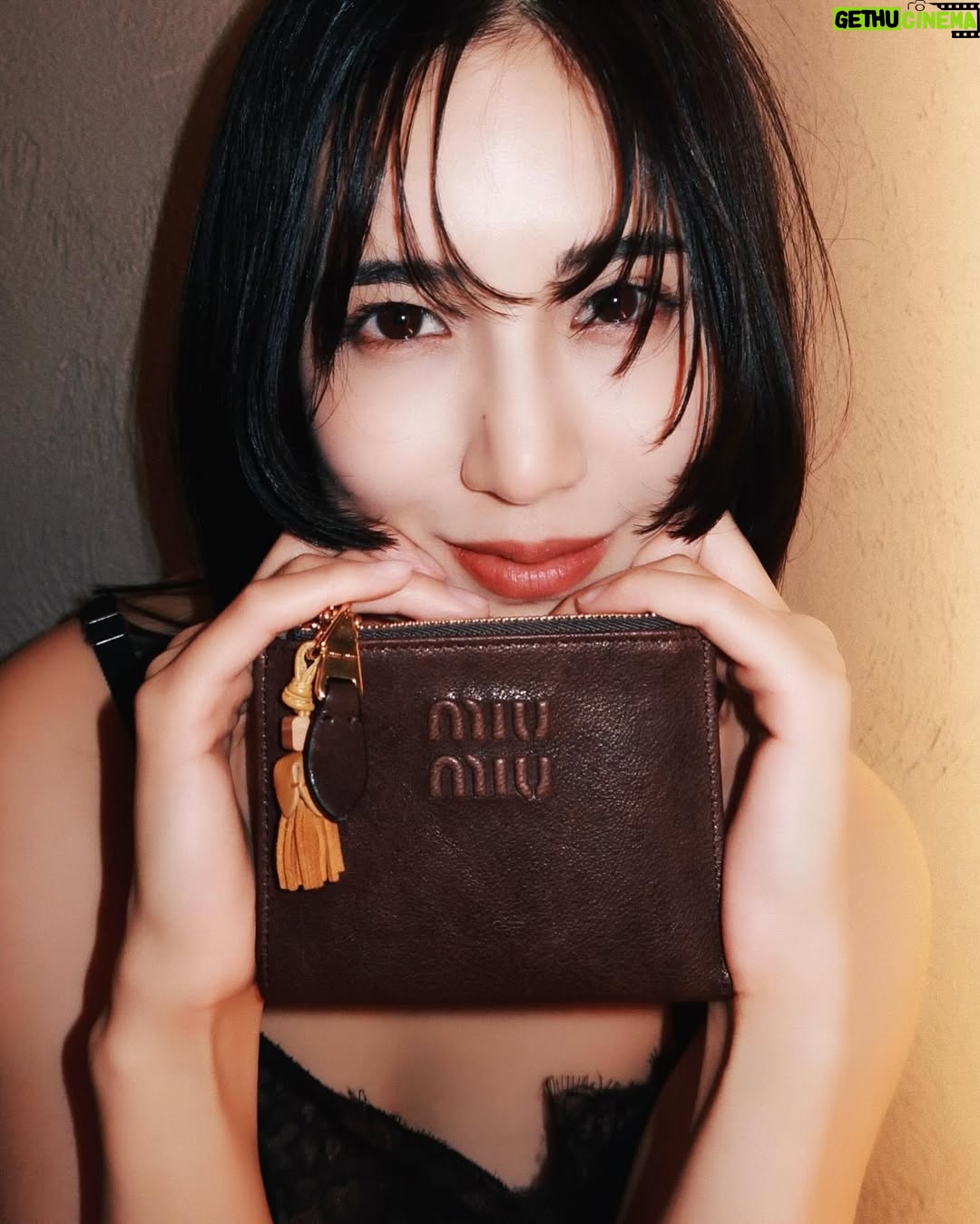 Karen Fujii - 7.3K Likes - 12月21日、今年最後の最強開運日。💐
新しいお財布を迎えるのに、ぴったりのタイミングみたいです☺️

Miu Miu のヴィンテージライクなナッパレザーのウォレット。
このクラシックな雰囲気と質感が、とても素敵。

自由にカスタマイズできるチャーム “Trick” を添えて、
気分でアレンジするのも楽しそう。

@miumiu 
#MiuMiu #PR