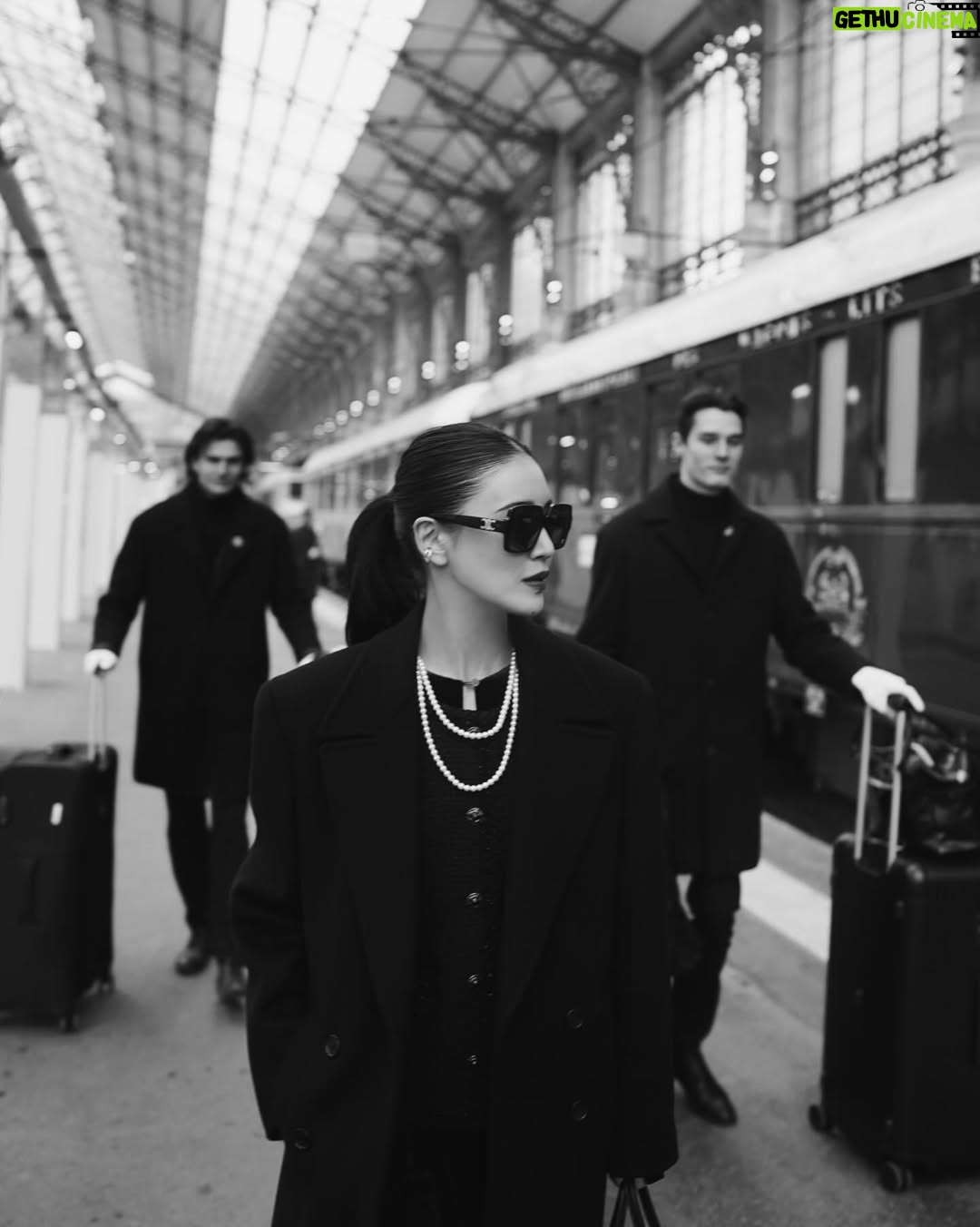 Karen Fujii - 14.1K Likes - Honeymoon journey 
Venice Simplon-Orient-Express, from Paris to Venice. 🚂✨

ハネムーンのメインイベントとして、
ずっと楽しみにしていた
夢のオリエント急行に乗ってきました。

今振り返っても、
あれは本当に現実だったのかな…？と思うほど。
非日常の世界にそっと連れていかれたみたいで、
映画のワンシーンに迷い込んだような時間でした。🎬

写真や動画だけでは伝えきれない、
あの空気と贅沢さ。

何度も、心がふわっとときめく瞬間がありました。✨

一生の宝物になる列車の旅。

またいつか、乗りたいな…🥂💐

@belmond 
@vsoetrain