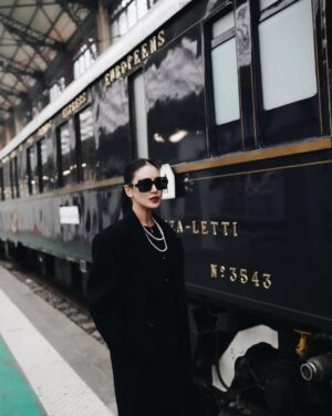 Karen Fujii Instagram - Honeymoon journey 
Venice Simplon-Orient-Express, from Paris to Venice. 🚂✨

ハネムーンのメインイベントとして、
ずっと楽しみにしていた
夢のオリエント急行に乗ってきました。

今振り返っても、
あれは本当に現実だったのかな…？と思うほど。
非日常の世界にそっと連れていかれたみたいで、
映画のワンシーンに迷い込んだような時間でした。🎬

写真や動画だけでは伝えきれない、
あの空気と贅沢さ。

何度も、心がふわっとときめく瞬間がありました。✨

一生の宝物になる列車の旅。

またいつか、乗りたいな…🥂💐

@belmond 
@vsoetrain