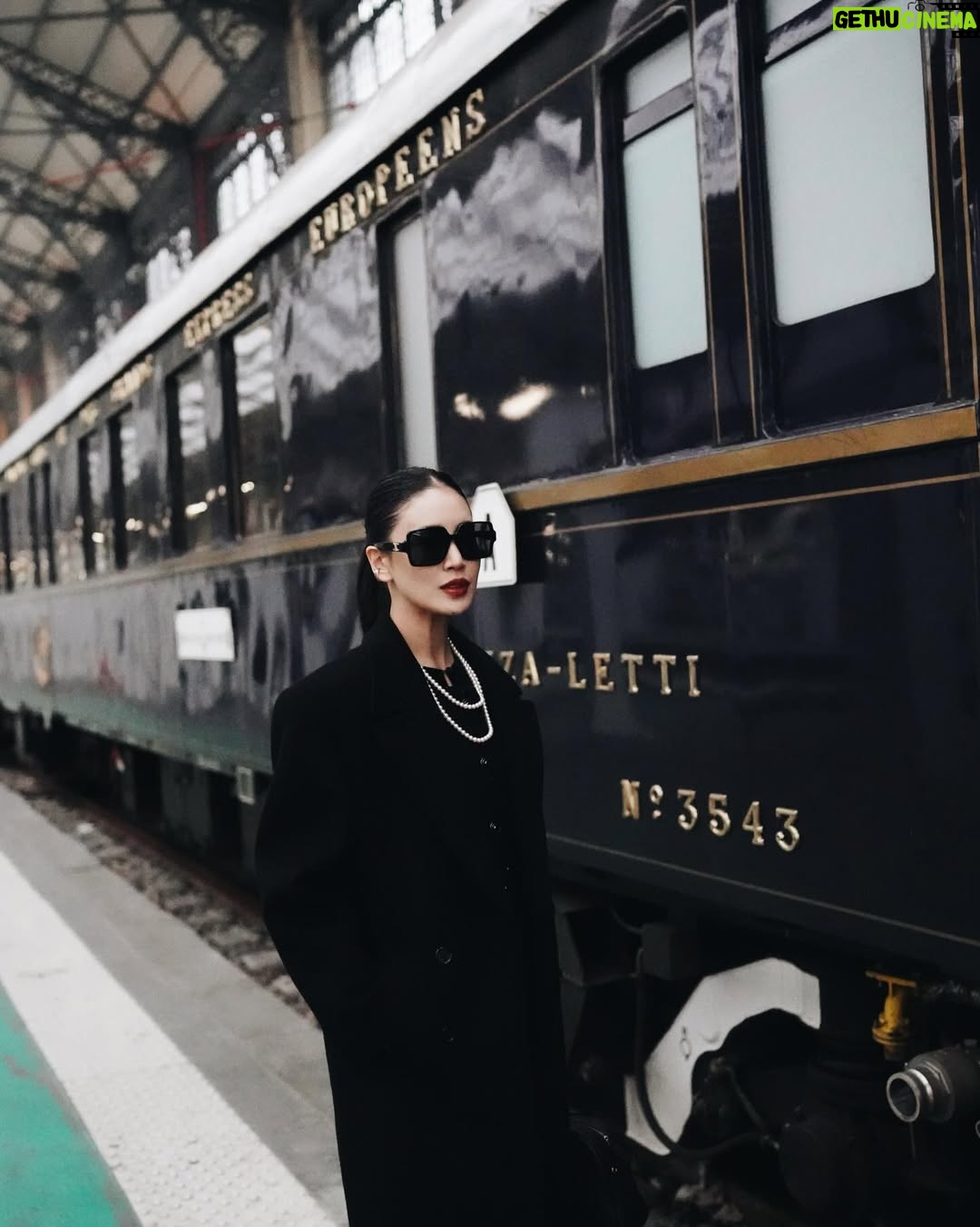 Karen Fujii - 14.1K Likes - Honeymoon journey 
Venice Simplon-Orient-Express, from Paris to Venice. 🚂✨

ハネムーンのメインイベントとして、
ずっと楽しみにしていた
夢のオリエント急行に乗ってきました。

今振り返っても、
あれは本当に現実だったのかな…？と思うほど。
非日常の世界にそっと連れていかれたみたいで、
映画のワンシーンに迷い込んだような時間でした。🎬

写真や動画だけでは伝えきれない、
あの空気と贅沢さ。

何度も、心がふわっとときめく瞬間がありました。✨

一生の宝物になる列車の旅。

またいつか、乗りたいな…🥂💐

@belmond 
@vsoetrain