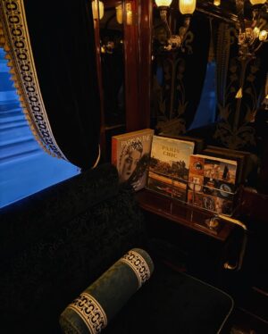 Karen Fujii Instagram - Honeymoon journey 
Venice Simplon-Orient-Express, from Paris to Venice. 🚂✨

ハネムーンのメインイベントとして、
ずっと楽しみにしていた
夢のオリエント急行に乗ってきました。

今振り返っても、
あれは本当に現実だったのかな…？と思うほど。
非日常の世界にそっと連れていかれたみたいで、
映画のワンシーンに迷い込んだような時間でした。🎬

写真や動画だけでは伝えきれない、
あの空気と贅沢さ。

何度も、心がふわっとときめく瞬間がありました。✨

一生の宝物になる列車の旅。

またいつか、乗りたいな…🥂💐

@belmond 
@vsoetrain
