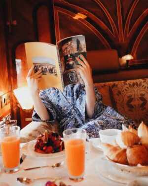 Karen Fujii Instagram - Honeymoon journey 
Venice Simplon-Orient-Express, from Paris to Venice. 🚂✨

ハネムーンのメインイベントとして、
ずっと楽しみにしていた
夢のオリエント急行に乗ってきました。

今振り返っても、
あれは本当に現実だったのかな…？と思うほど。
非日常の世界にそっと連れていかれたみたいで、
映画のワンシーンに迷い込んだような時間でした。🎬

写真や動画だけでは伝えきれない、
あの空気と贅沢さ。

何度も、心がふわっとときめく瞬間がありました。✨

一生の宝物になる列車の旅。

またいつか、乗りたいな…🥂💐

@belmond 
@vsoetrain