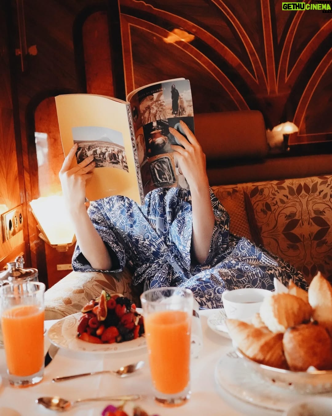 Karen Fujii - 14.1K Likes - Honeymoon journey 
Venice Simplon-Orient-Express, from Paris to Venice. 🚂✨

ハネムーンのメインイベントとして、
ずっと楽しみにしていた
夢のオリエント急行に乗ってきました。

今振り返っても、
あれは本当に現実だったのかな…？と思うほど。
非日常の世界にそっと連れていかれたみたいで、
映画のワンシーンに迷い込んだような時間でした。🎬

写真や動画だけでは伝えきれない、
あの空気と贅沢さ。

何度も、心がふわっとときめく瞬間がありました。✨

一生の宝物になる列車の旅。

またいつか、乗りたいな…🥂💐

@belmond 
@vsoetrain