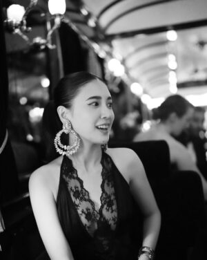 Karen Fujii Instagram - Honeymoon journey 
Venice Simplon-Orient-Express, from Paris to Venice. 🚂✨

ハネムーンのメインイベントとして、
ずっと楽しみにしていた
夢のオリエント急行に乗ってきました。

今振り返っても、
あれは本当に現実だったのかな…？と思うほど。
非日常の世界にそっと連れていかれたみたいで、
映画のワンシーンに迷い込んだような時間でした。🎬

写真や動画だけでは伝えきれない、
あの空気と贅沢さ。

何度も、心がふわっとときめく瞬間がありました。✨

一生の宝物になる列車の旅。

またいつか、乗りたいな…🥂💐

@belmond 
@vsoetrain